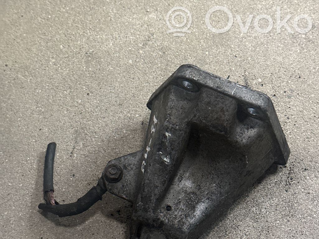 Engine mounting bracket   8D0199308D