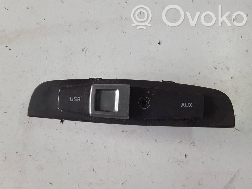 Seat Leon (1P) AUX in-socket connector 