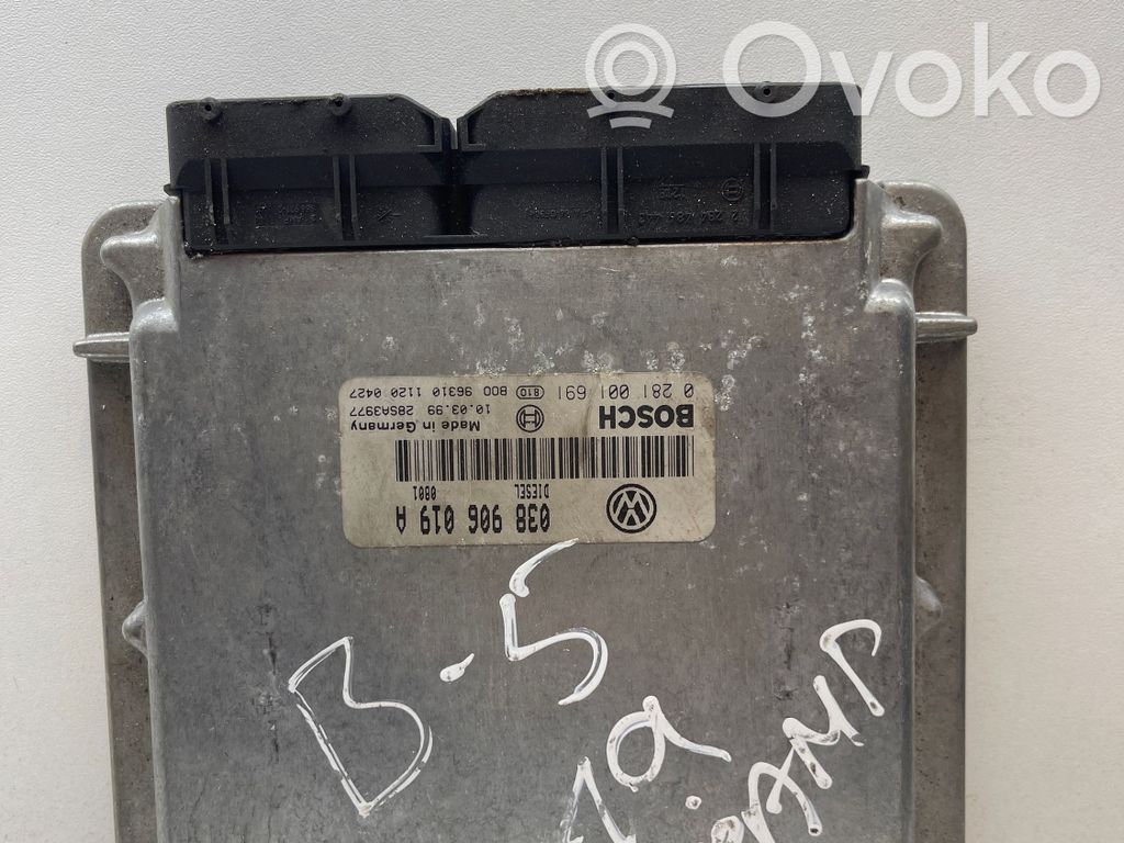 Volkswagen PASSAT B5.5 Engine control unit/module 