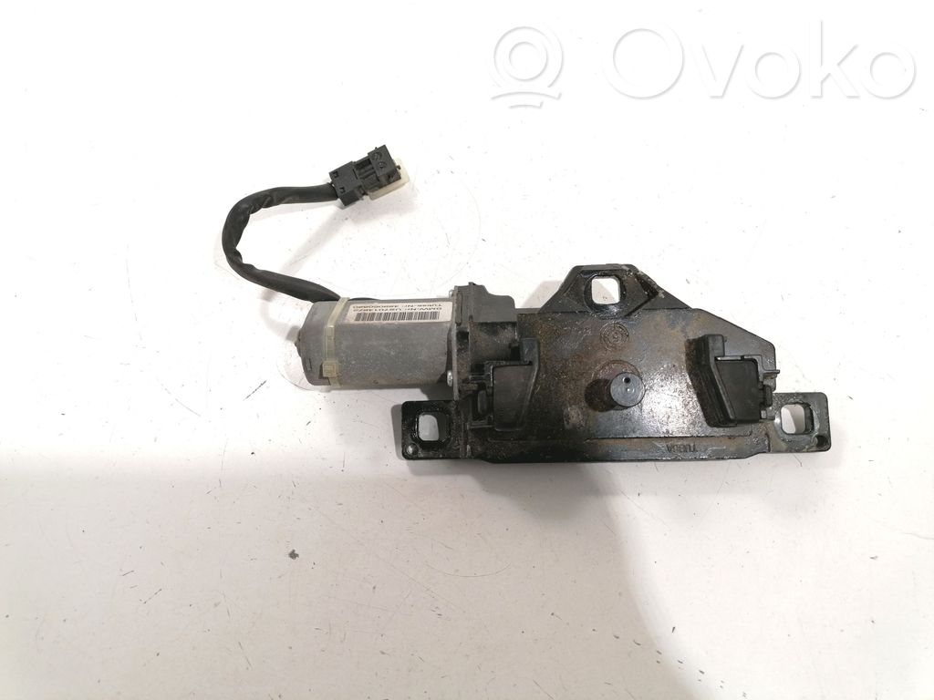 BMW 7 E65 E66 Aizmugurējā pārsega pievilcējs 