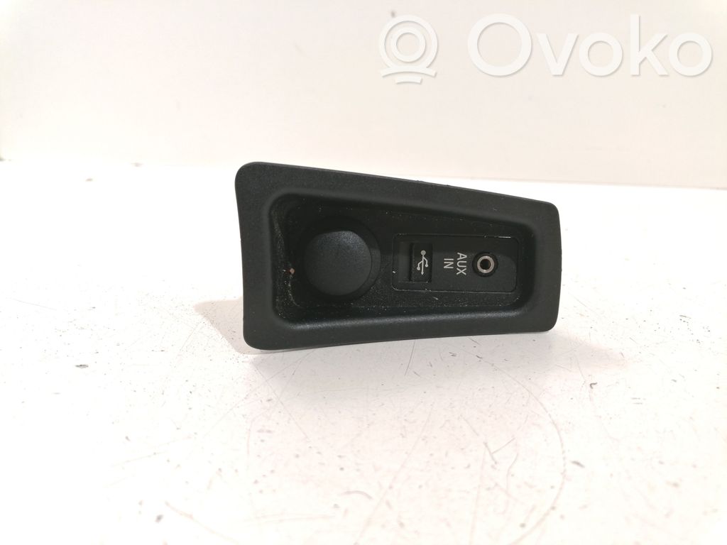 BMW 1 E81 E87 AUX-pistokeliitin 