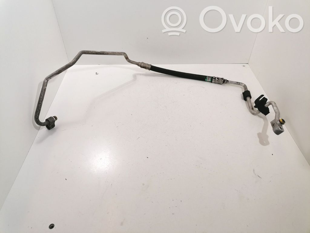 BMW 1 E81 E87 Ilmastointilaitteen putki (A/C) 