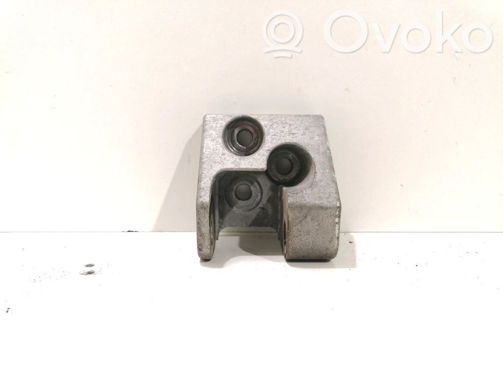 Volvo V40 Engine mounting bracket 