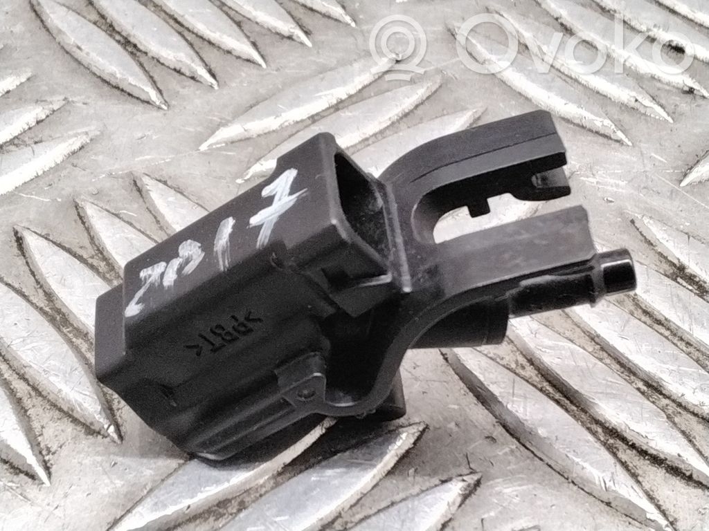 Chrysler Pacifica Windshield washer spray nozzle 
