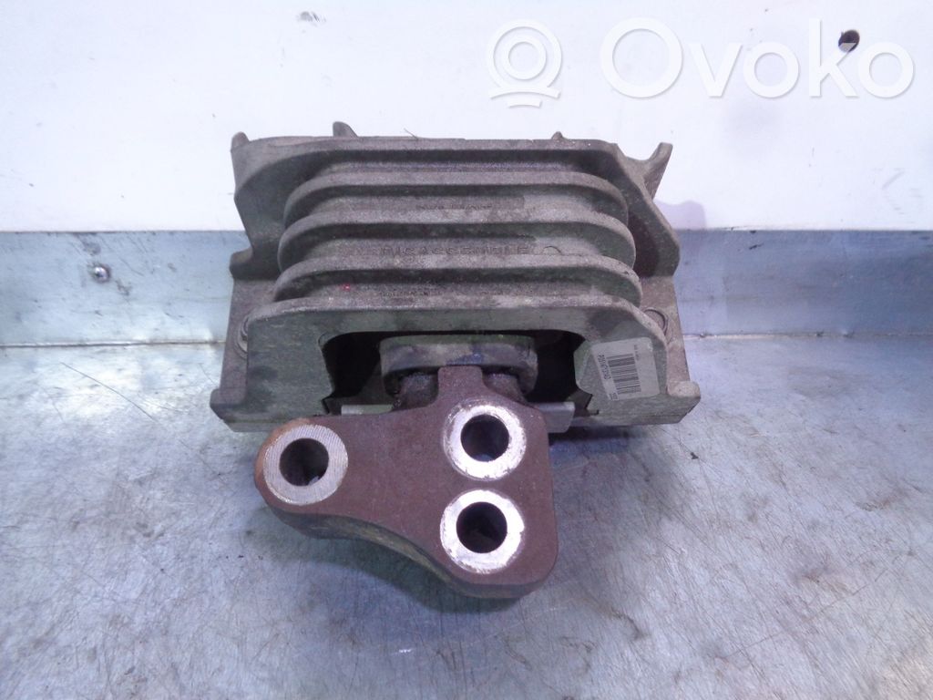 Fiat Freemont Engine mount bracket 