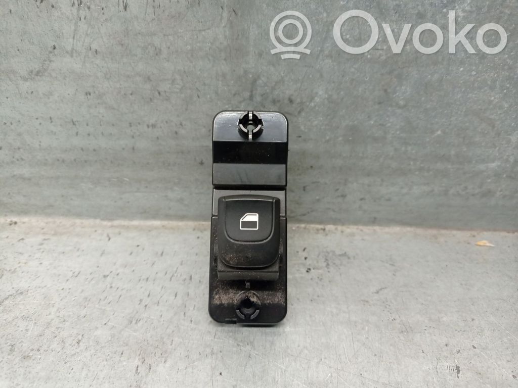KIA Stonic Electric window control switch 