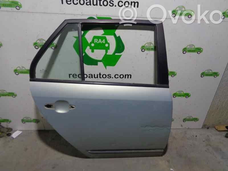 KIA Carens II Puerta trasera 