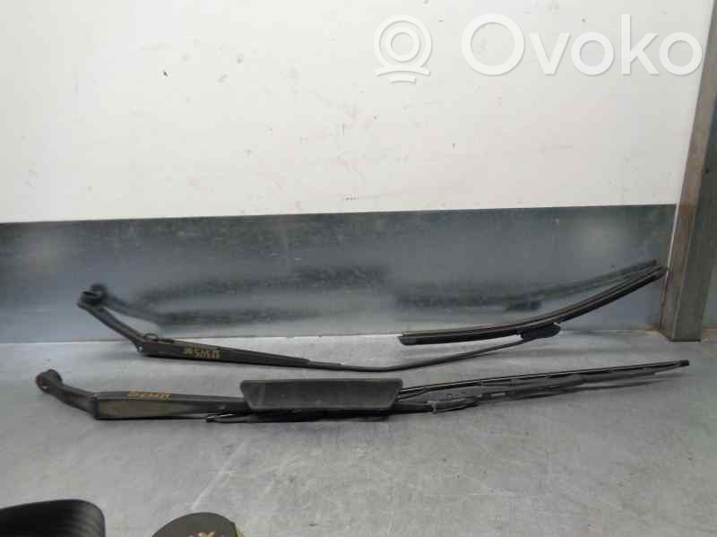 Front wiper blade arm