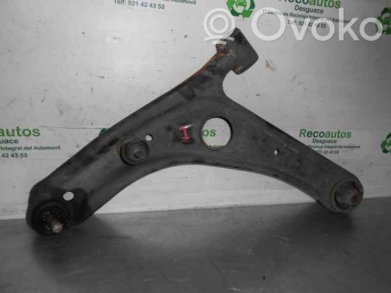 Toyota Yaris Wahacz przedni 