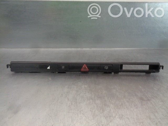 Audi A8 S8 D3 4E Hätävilkkujen kytkin 