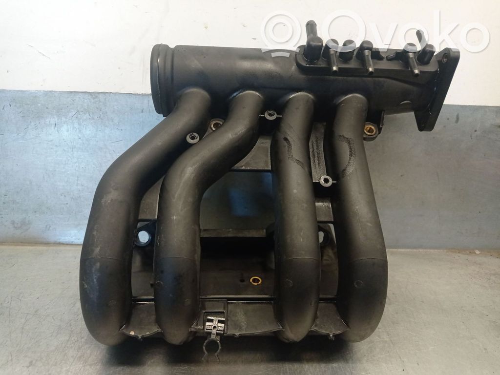 Renault Clio I Colector de admisión 
