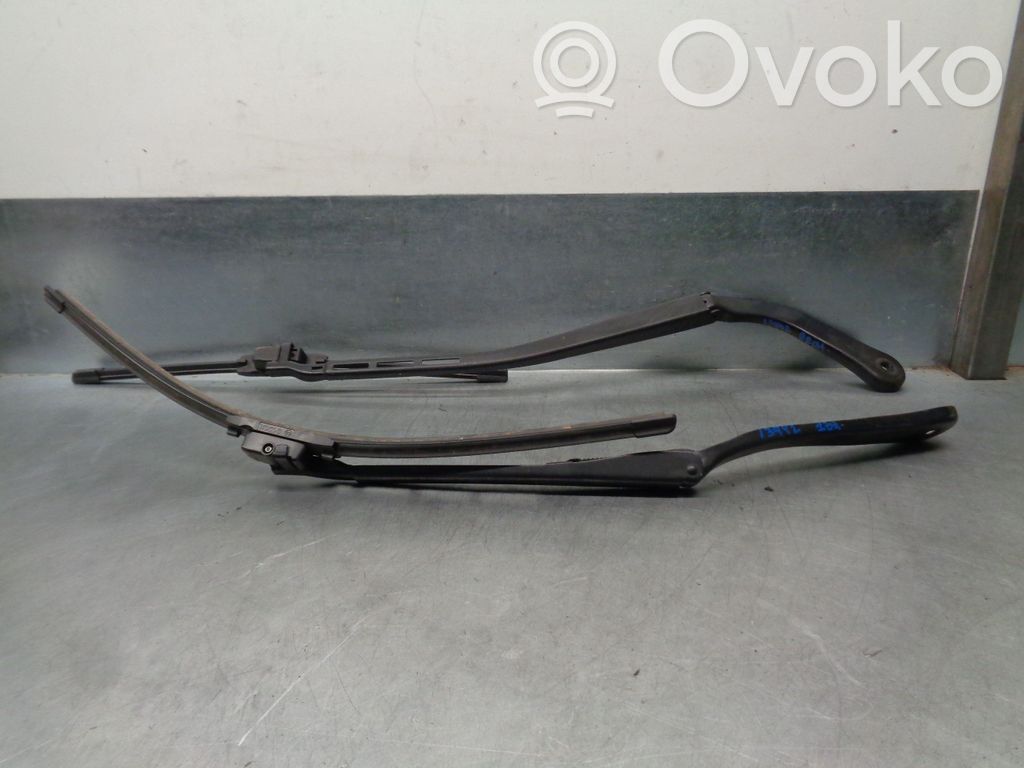 Front wiper blade arm