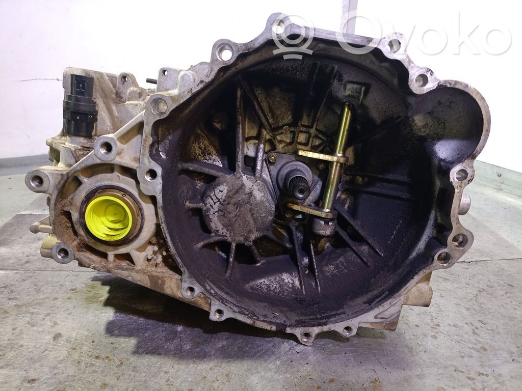 KIA Carens I Mechaninė 5 pavarų dėžė 