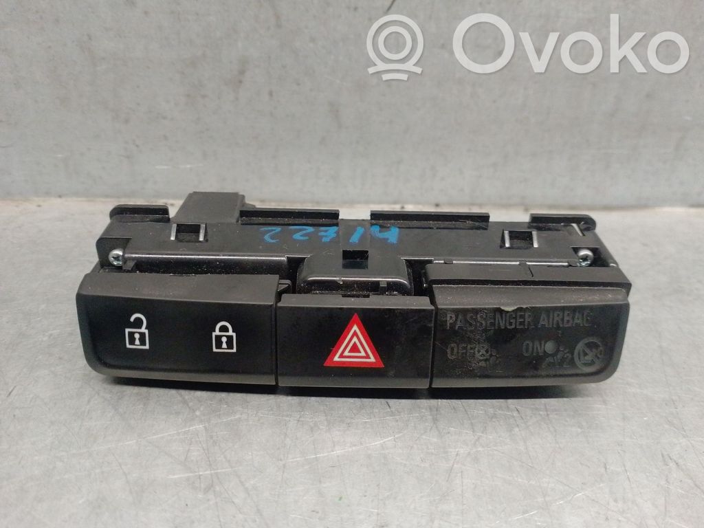 Opel Zafira C Botón interruptor de luz de peligro 