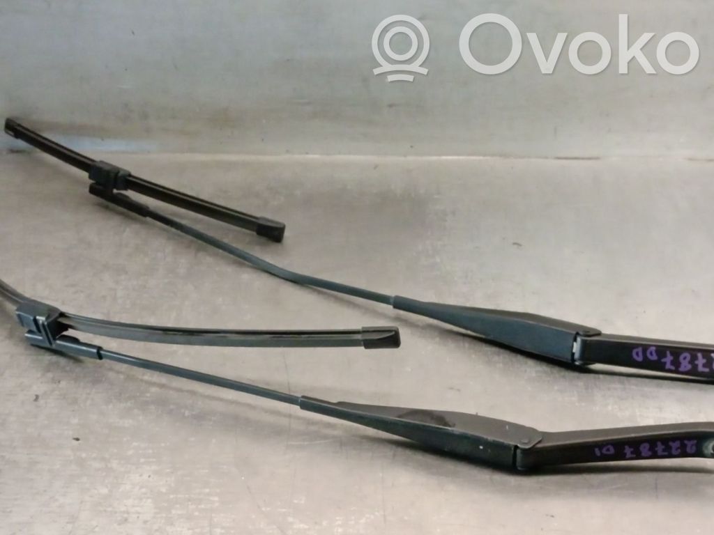 Ford Focus Front wiper blade arm 