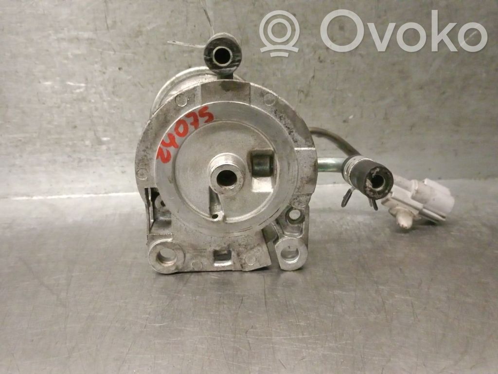 Toyota Corolla Verso E121 Uchwyt / Mocowanie zbiornika paliwa 