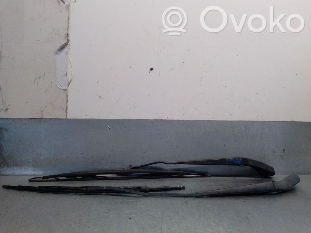 Volvo V70 Front wiper blade arm 
