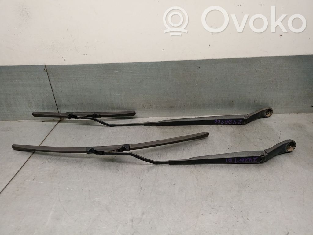 Nissan Note (E11) Front wiper blade arm 