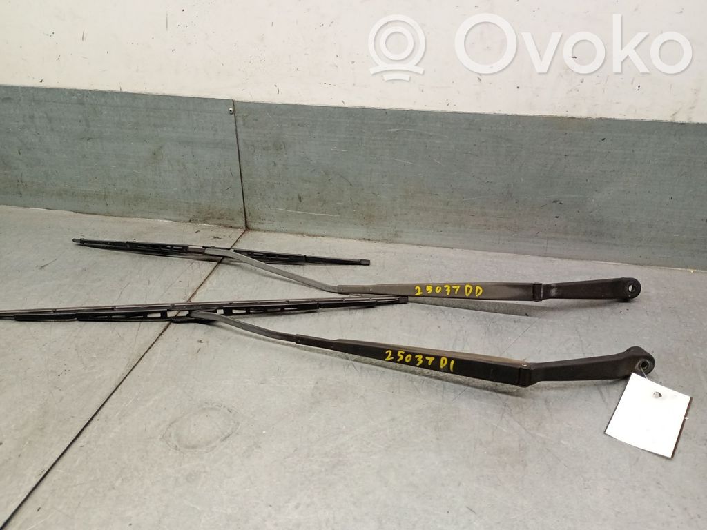 Suzuki Baleno EG Brazo del limpiaparabrisas delantero 