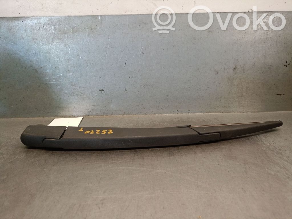 Opel Mokka X Rear wiper blade arm 