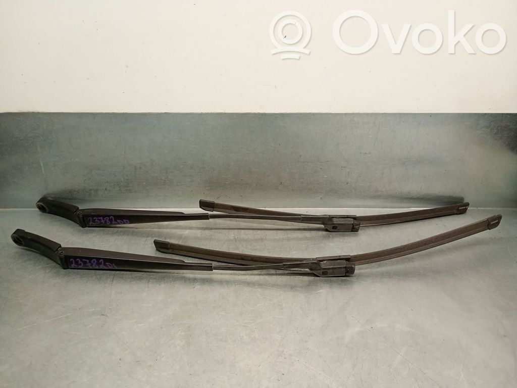 Volkswagen Tiguan Brazo del limpiaparabrisas delantero 