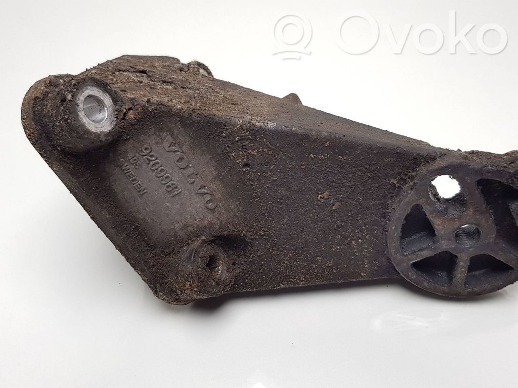 Volvo V70 Engine mounting bracket 