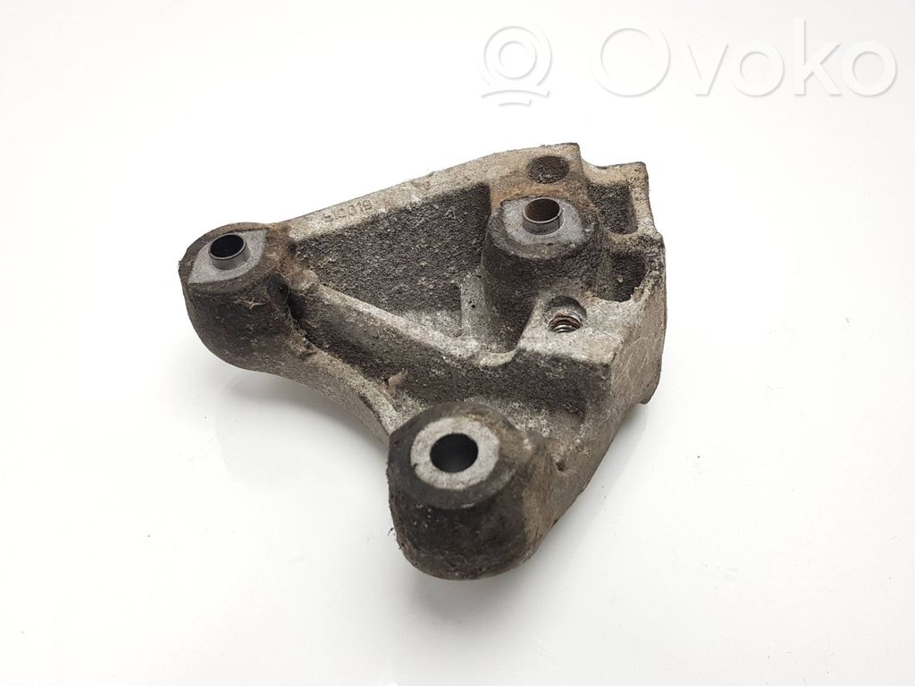 Engine mounting bracket