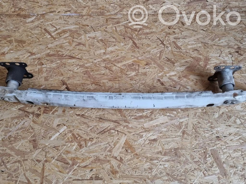 Priekšpusē bampera sija / balka