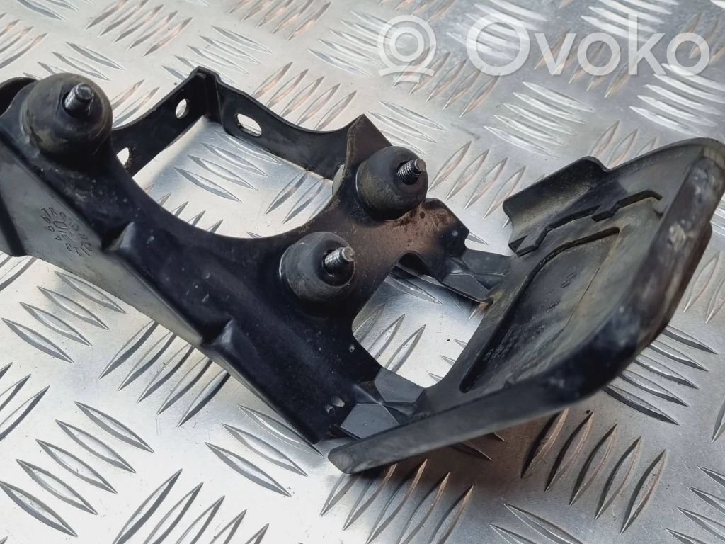Ford Galaxy ABS-pumpun kiinnike 