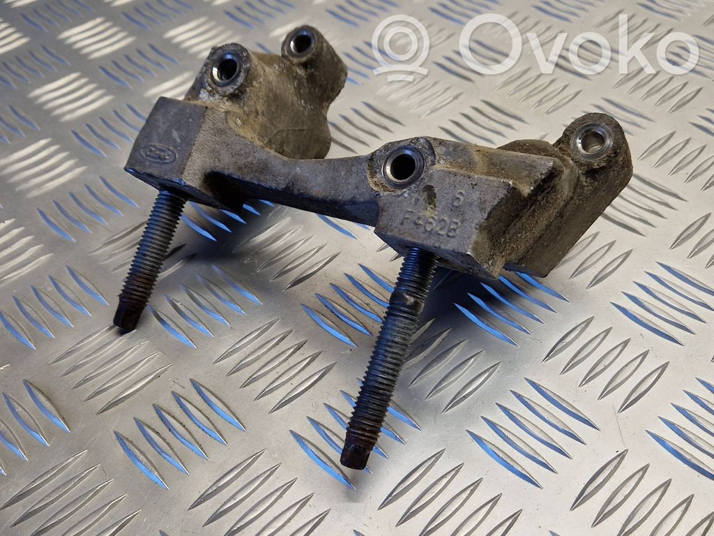 Ford Focus Engine mounting bracket 