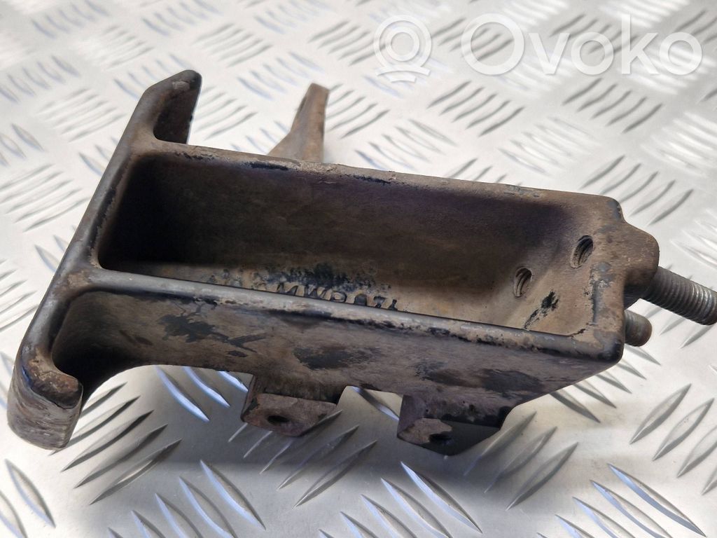 Volvo V70 Engine mounting bracket 