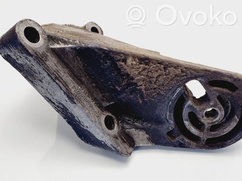 Engine mounting bracket   9209959,7083