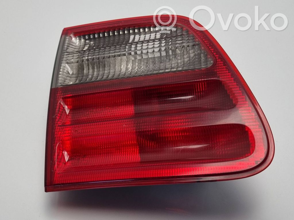 Mercedes-Benz E W210 Aizmugurējais lukturis pārsegā 