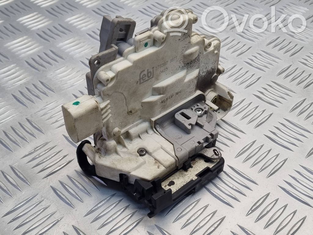 Volkswagen PASSAT B7 Front door lock 