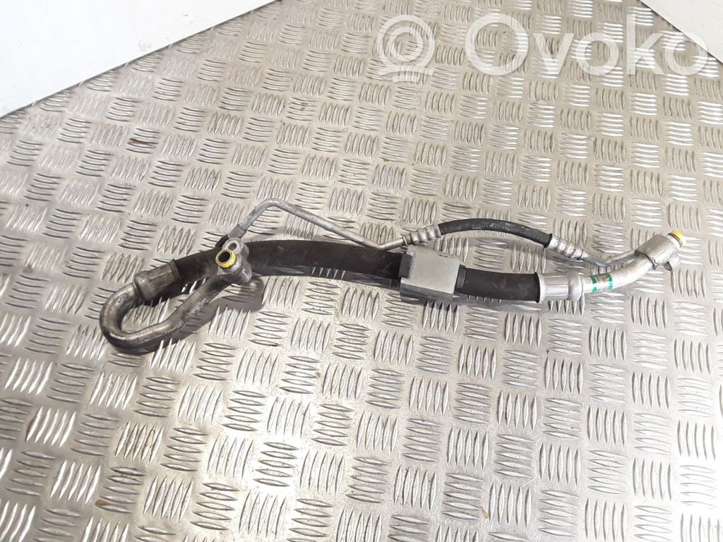 BMW 1 E81 E87 Ilmastointilaitteen putki (A/C) 