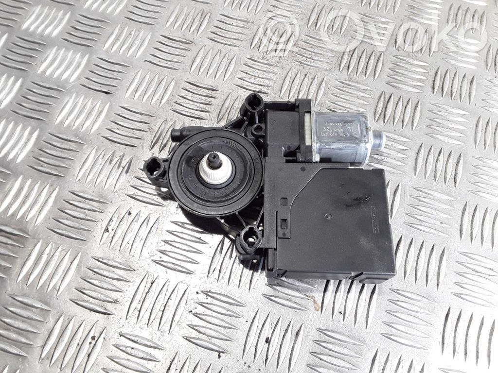 Volkswagen PASSAT B7 Front door window regulator motor 