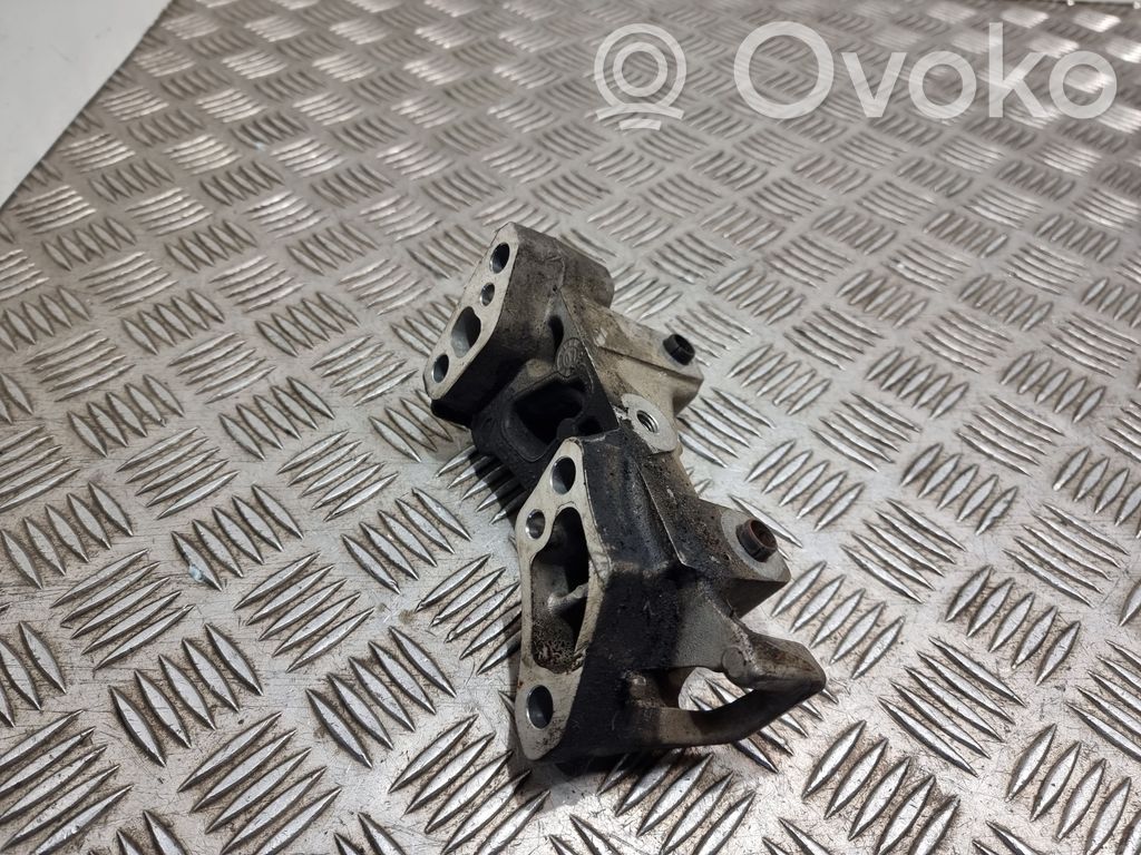 Citroen C5 Engine mounting bracket 