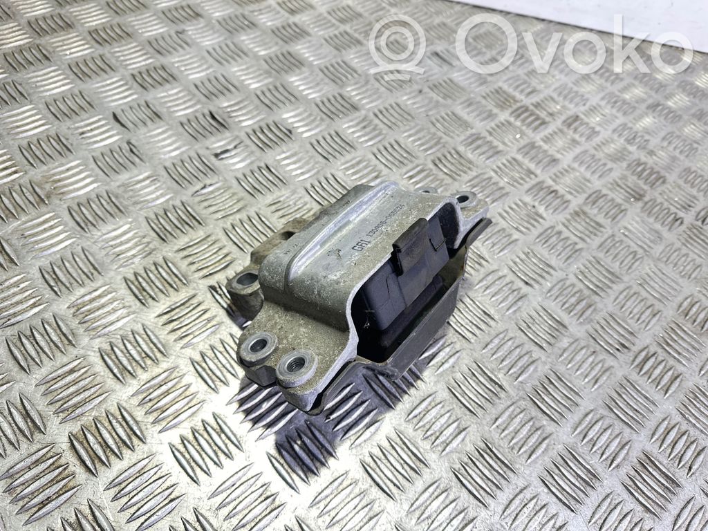 Volkswagen PASSAT B7 Engine mount bracket 