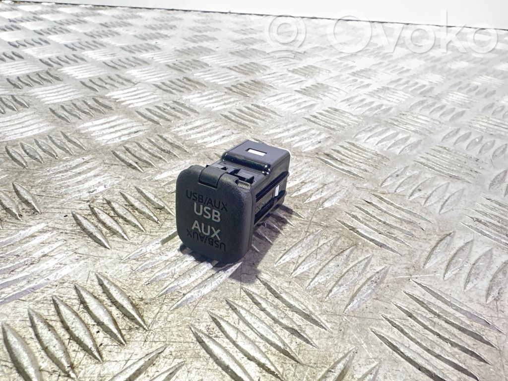 Enchufe conector entrada auxiliar   KD45669U0,210813