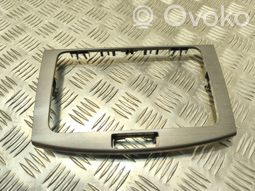 Volkswagen PASSAT B7 Konsola środkowa / Radio / GPS 
