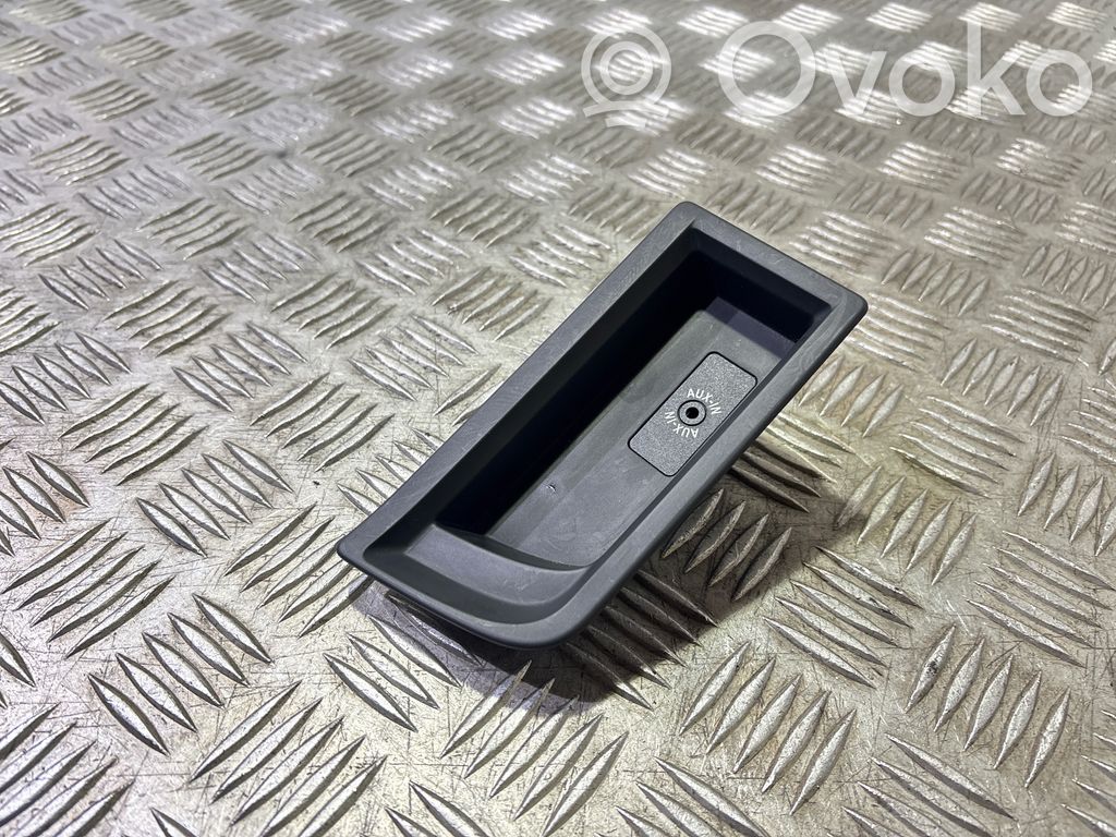 BMW 3 F30 F35 F31 Gniazdo / Złącze AUX 