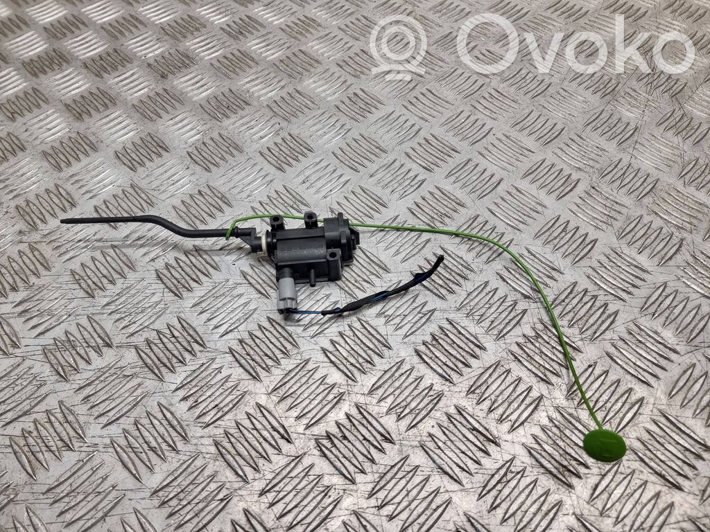 BMW 1 E81 E87 Fuel tank cap lock motor 