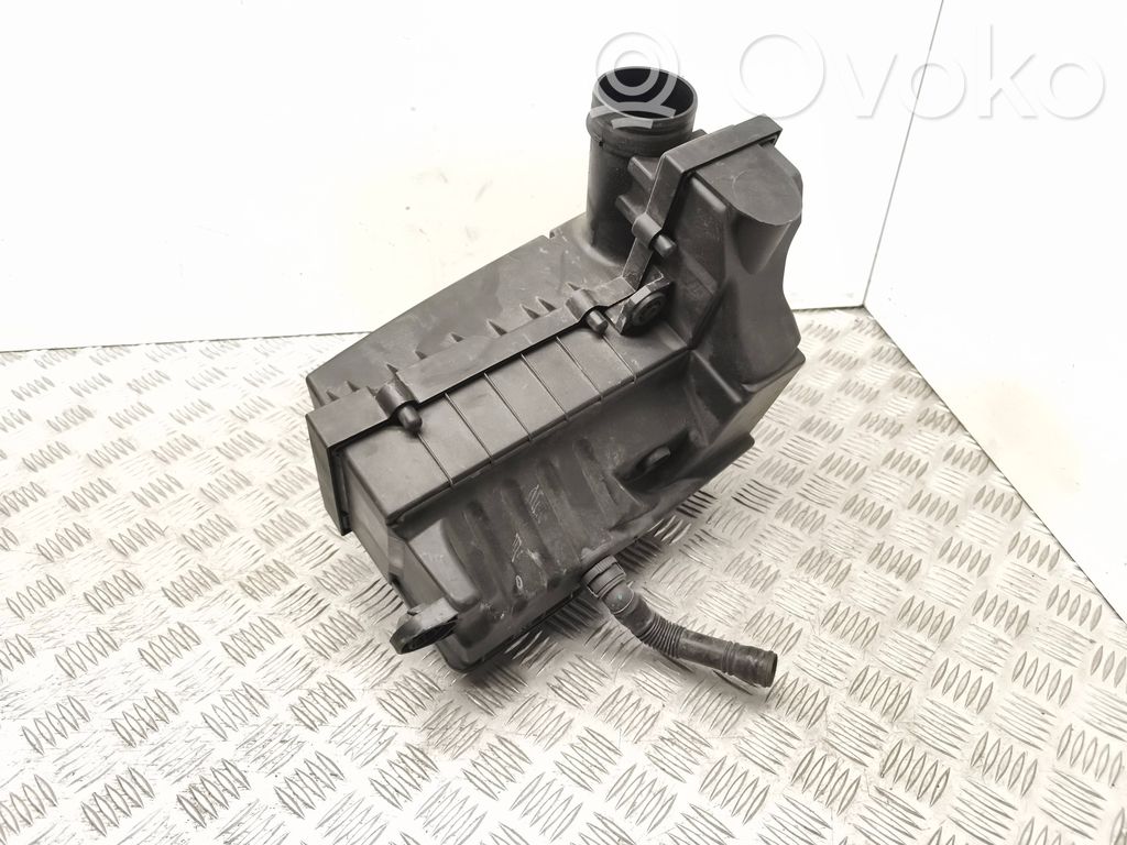 Volkswagen Golf V Air filter box 