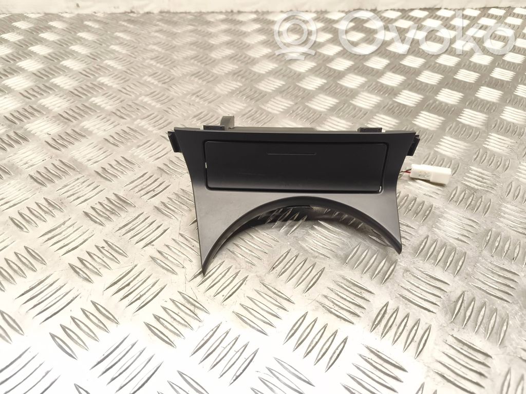 Subaru Legacy Aschenbecher vorne 