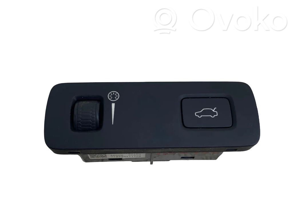 Tailgate/boot open switch button   P31443873