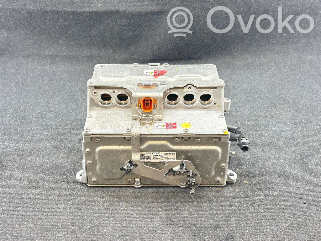 Volkswagen Golf VII Voltage converter inverter 