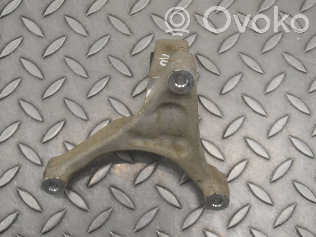 Engine mounting bracket