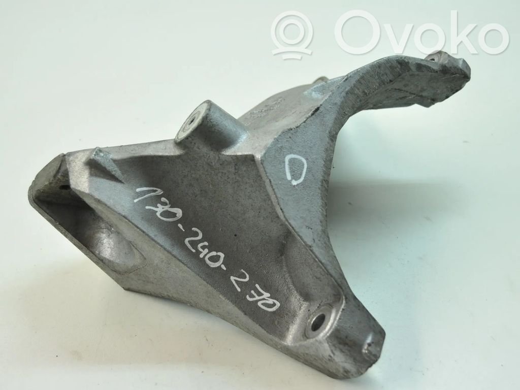 Audi Q7 4L Engine mounting bracket 