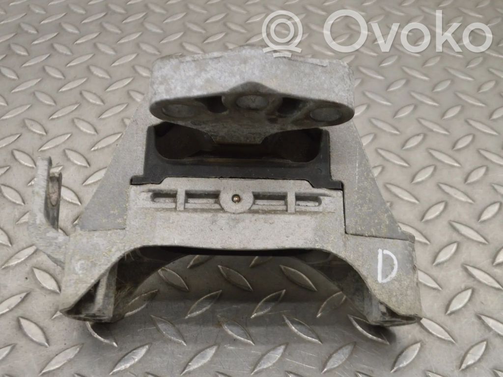Engine mount bracket   V06580AC