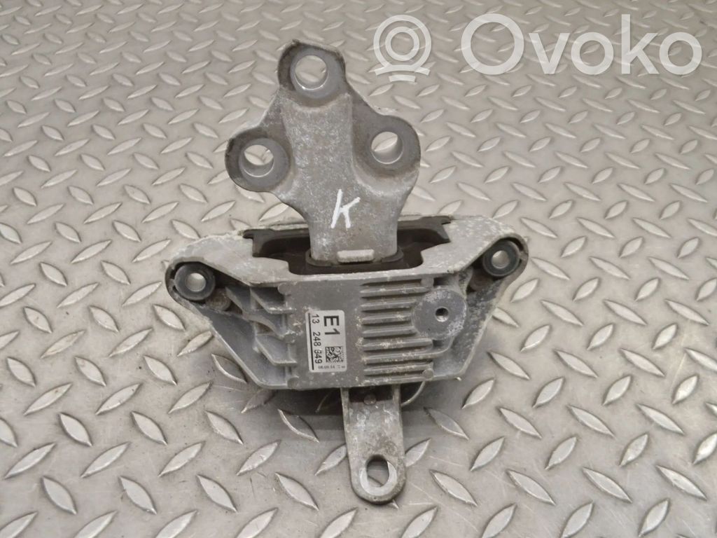 Opel Astra J Engine mount bracket 
